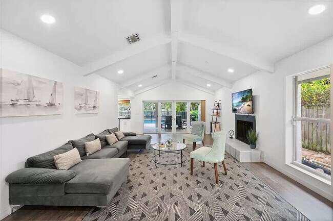 Building Photo - 413 Holiday Dr