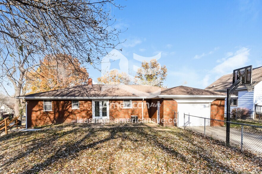 Building Photo - 630 W Adams St