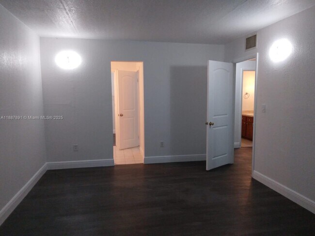Building Photo - 14850 Naranja Lakes Blvd