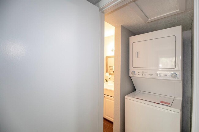 Building Photo - 3300 Pebblebrook Dr