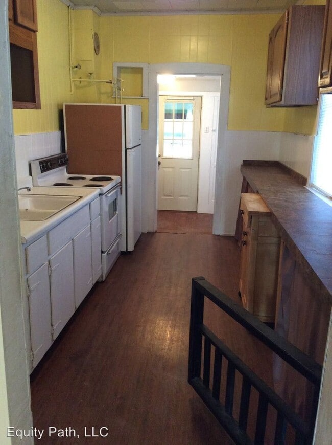 Building Photo - 2 br, 1 bath House - 941 W. Pine Street