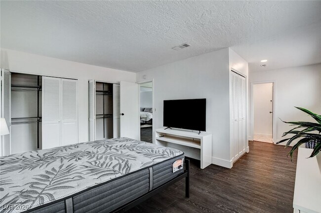 Building Photo - 945 Vegas Valley Dr