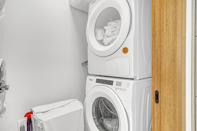 Building Photo - 3100 N Ocean Dr