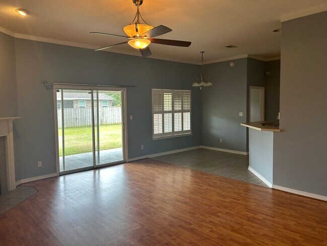 Building Photo - 4BR/3BA with privacy fenced backyard