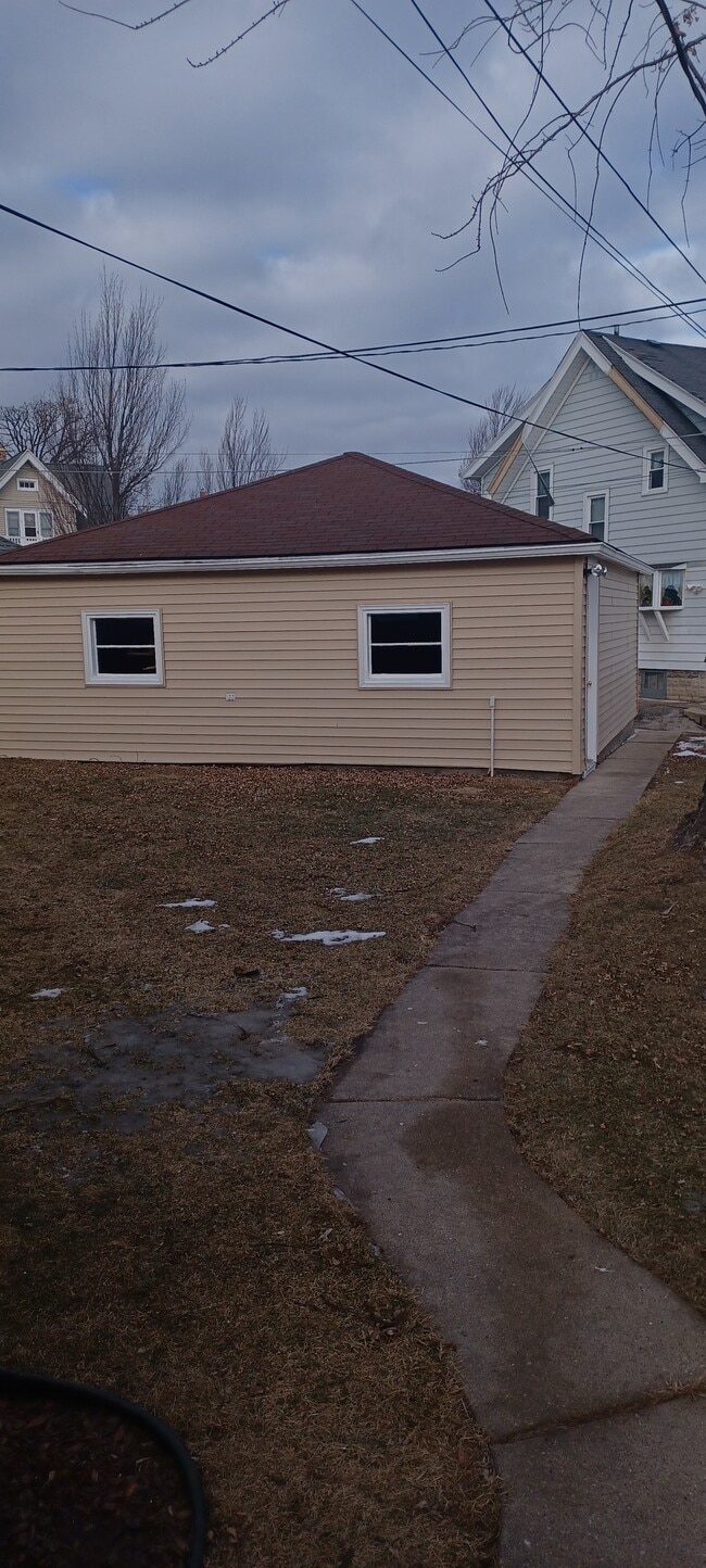 Building Photo - 5620 W Beloit Rd