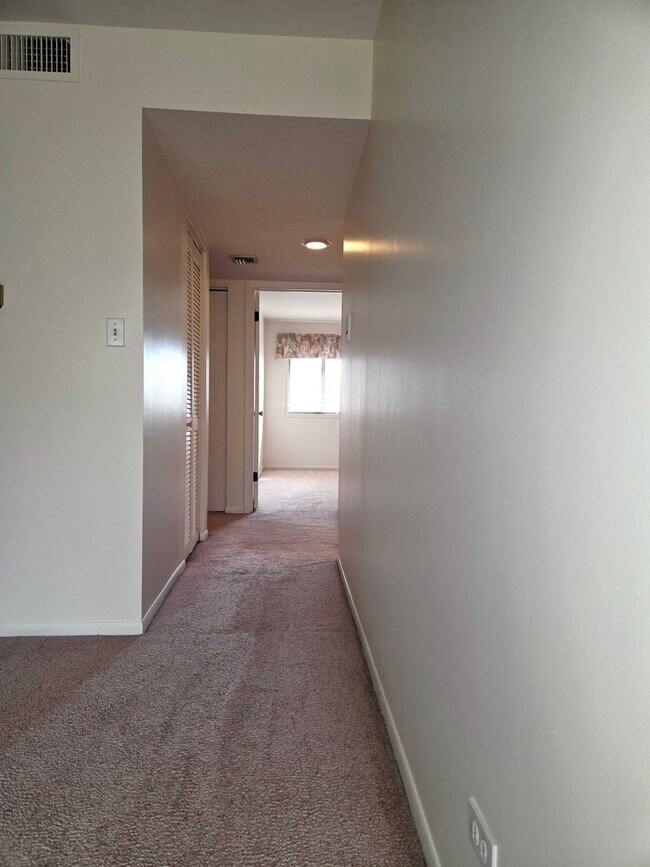 Building Photo - 150 Fountainview Ln