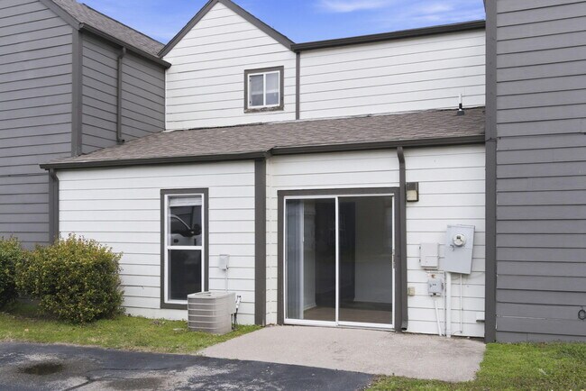 Building Photo - 1447 E Oakwood Ln