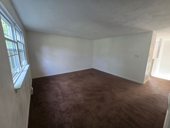 Building Photo - Beautiful three bedroom townhouse - Hempfi...