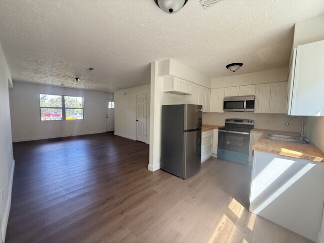 Building Photo - This fully updated 2-bedroom, 1.5-bath uni...