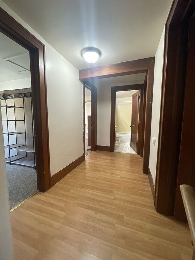 Building Photo - 926 Sylvan Ave