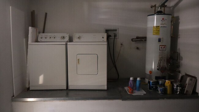 Building Photo - Furnished 3 Bedroom home