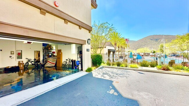 Building Photo - Beautiful "Model" Show Townhome in the Gat...