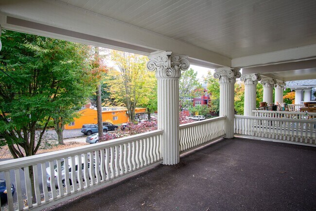 Building Photo - Gorgeous Top-Floor One-Bed with Amazing Balcony Space!