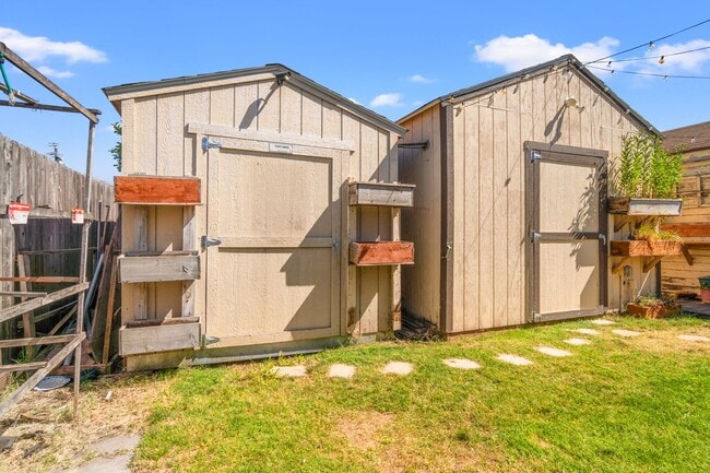 Building Photo - Charming Oakland Oasis with Detached Works...