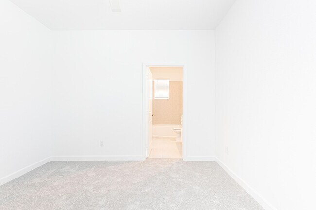 Building Photo - 630 SE Lk Fls St