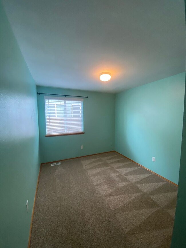 Building Photo - Charming 3 bed + bonus, 2 bath rambler - M...
