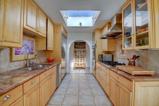 Building Photo - Executive 4 bedroom NE Heights home