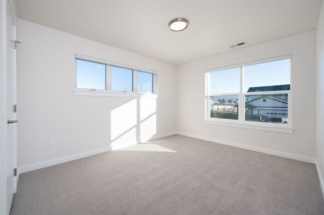 Building Photo - 5575 Westmorland Dr
