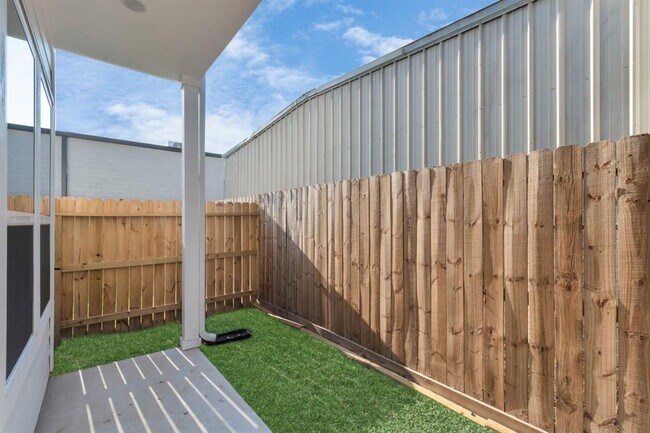 Building Photo - 2347 Hoskins Dr