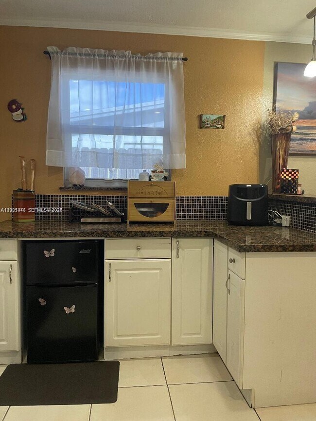 Building Photo - 800 N 70th Ave