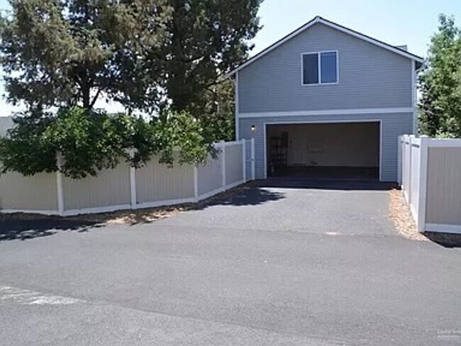 Building Photo - 3 Bed 2.5 Bath Home in desirable location!