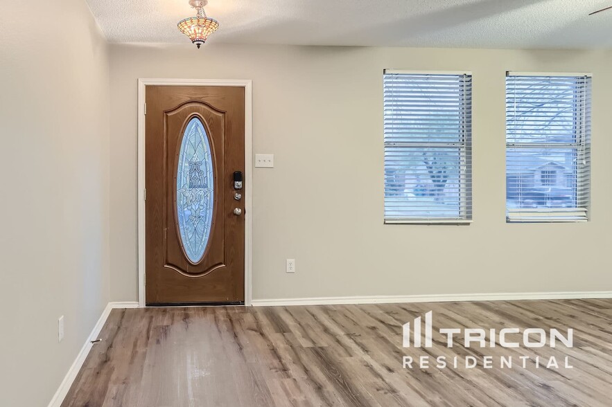 Building Photo - 5421 Pandale Valley Dr