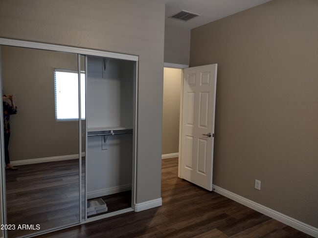 Building Photo - 466 E Yellow Wood Ave