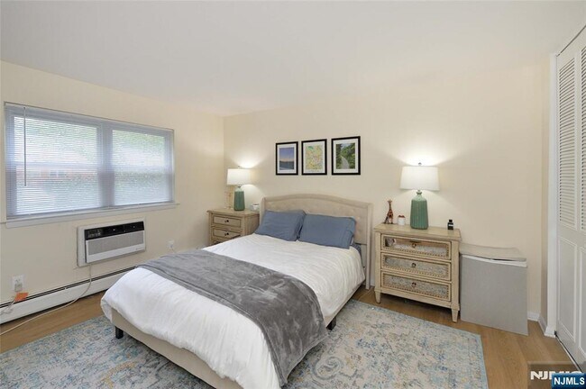 Building Photo - 128 Regency Park