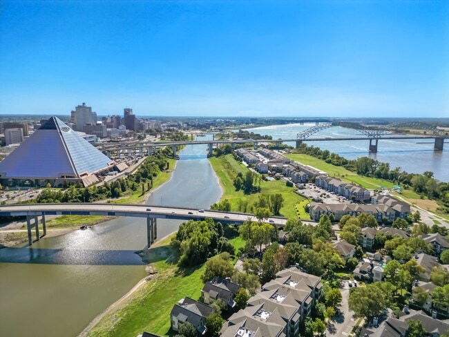 Building Photo - 380 Island Dr