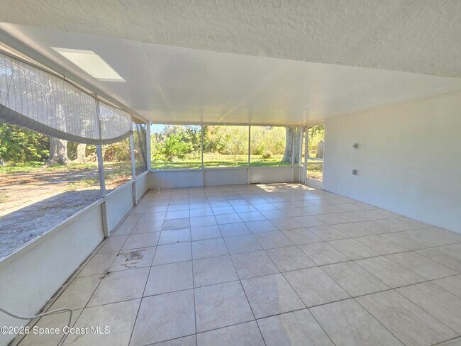 Building Photo - 771 Onyx Dr NE