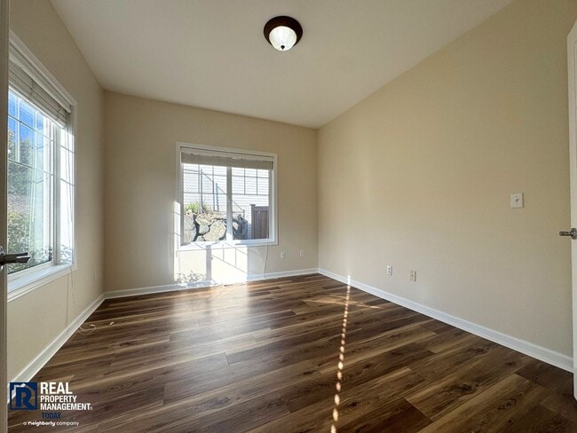 Building Photo - Beautiful 2-Bedroom Townhome with Vaulted Ceilings & 2-Car Garage!!
