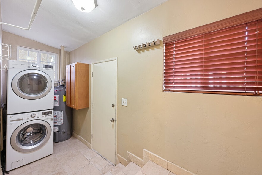 Building Photo - 3896 Harney St