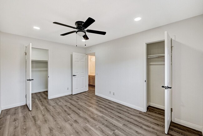 Building Photo - Clean and Ready to Move-in