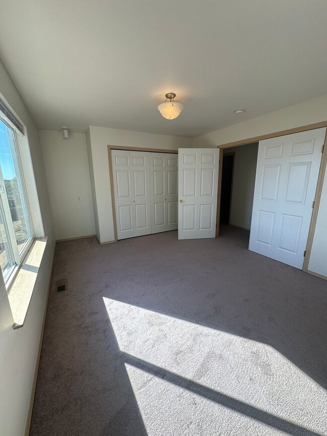 Building Photo - 5 Bedroom Home! Available now.