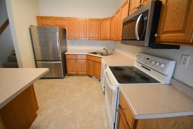 Building Photo - Spacious 3 Bed, 2 Bath Townhome with Attached Garage Available Now