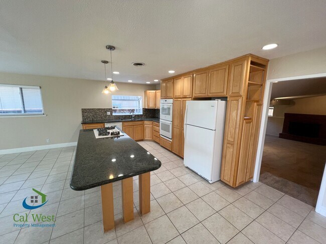 Building Photo - $4,995 - Beautiful 3/2 Bath Home Tucked Away in Prime Santa Clara's Location