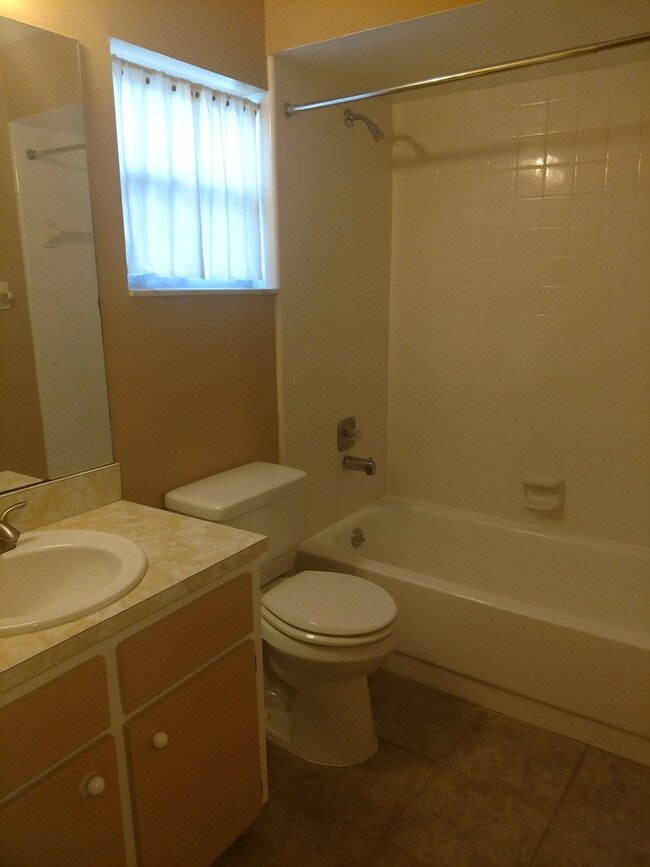 Building Photo - 3/2 in Westwood!