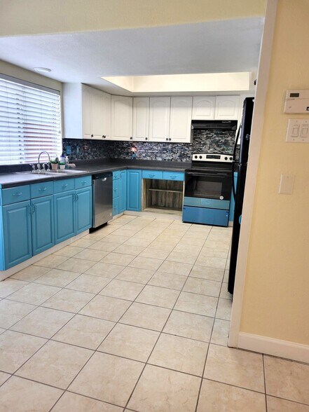 Kitchen - 10813 Sandpiper Dr