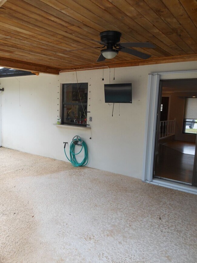 Building Photo - CHARMING 2 BEDROOM POOL HOME IN THE HEART OF JENSEN BEACH