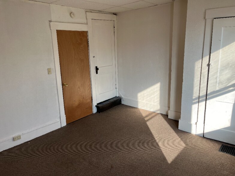 Building Photo - 1619 Lenz Ave