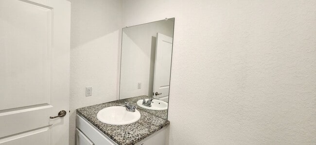 Building Photo - Thea Meadows-4-bedroom, 2 baths