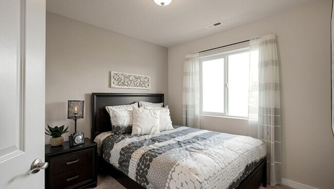 Building Photo - Spacious and Beautifully Landscaped 3 bed/3ba Townhome in Central Park