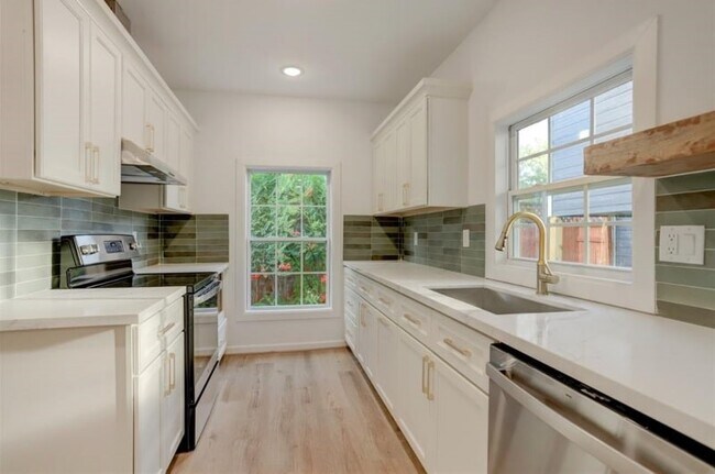 Building Photo - 808 Oakhurst St