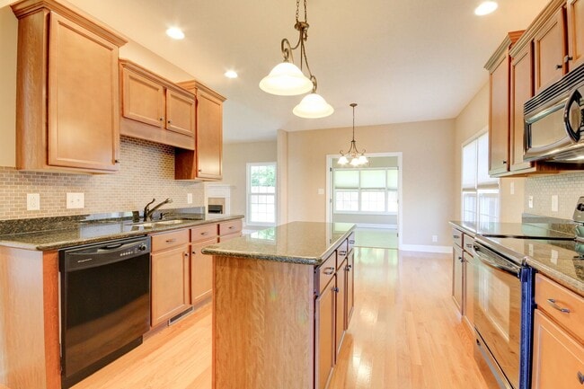 Building Photo - Four Bedroom with Bonus!