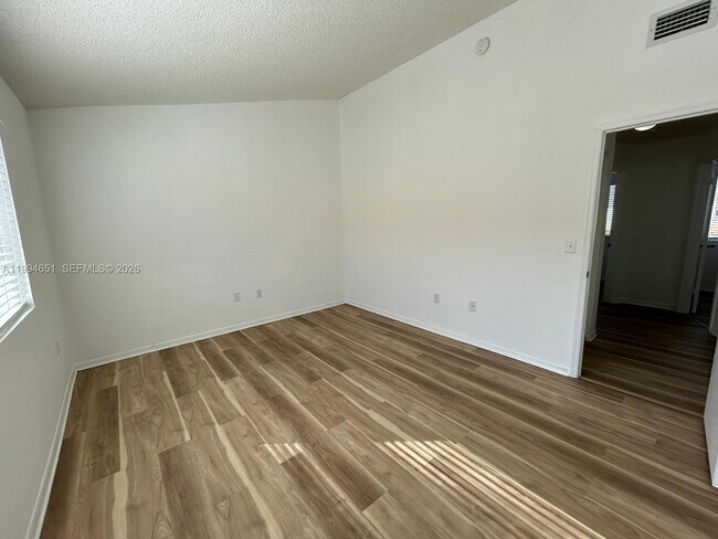 Building Photo - 6255 SW Kendale Lakes Cir