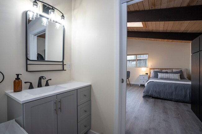 Building Photo - Fully Furnished Bungalow with Studio Livin...