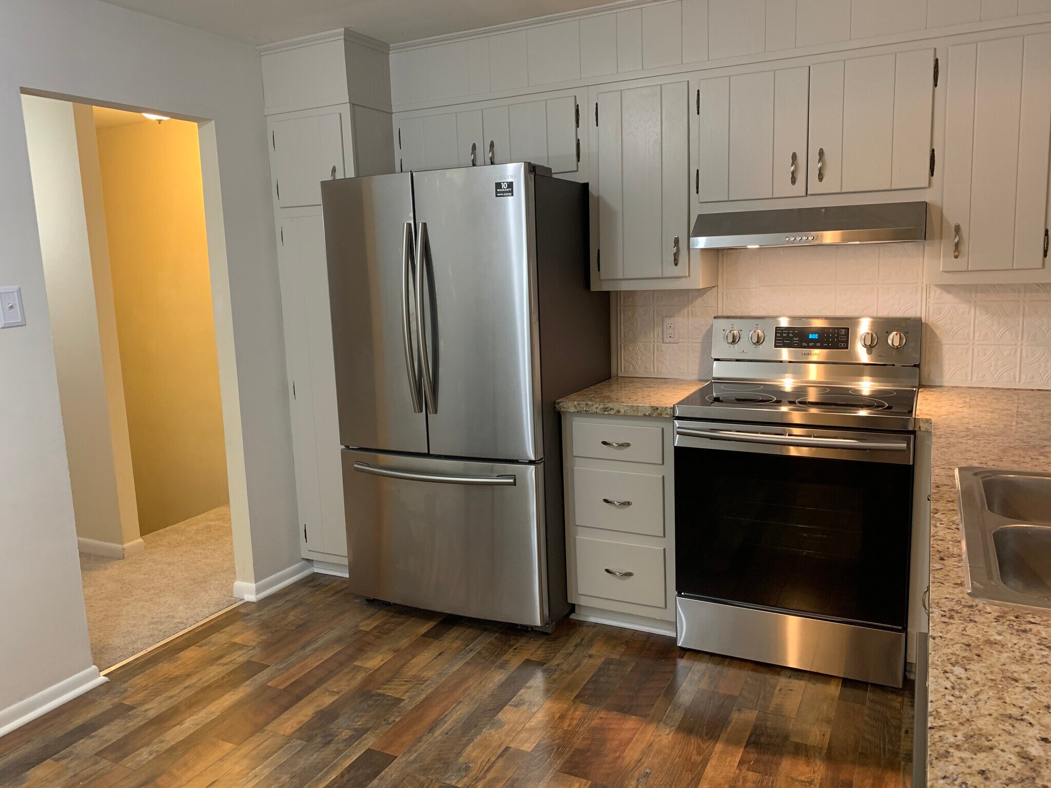 Newly updated kitchen with stainless steel appliances - 1265 Woodmere Rd