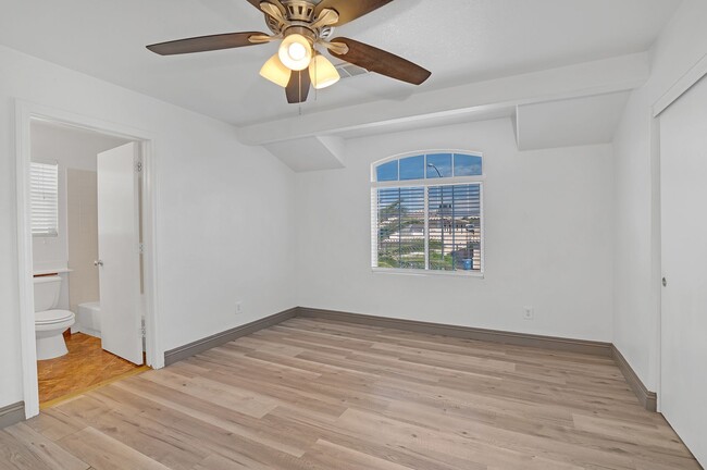Building Photo - Beautiful 5 Bedroom/3 Bathroom Home in Eas...