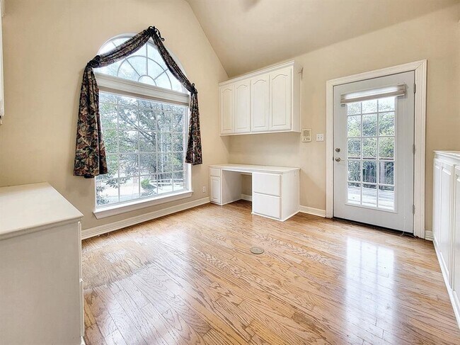 Building Photo - 10526 Grand Oak Cir