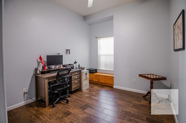Building Photo - 933 N Burgan Ave